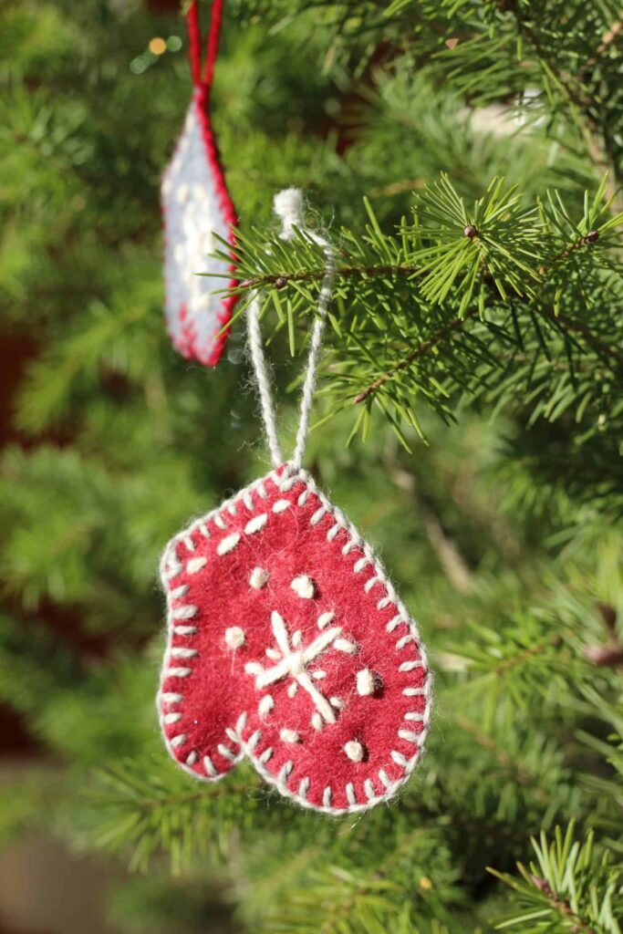 DIY ukrasi za rukavice: svečane mini rukavice od filca za božićno drvce 5 DIY ukrasi za rukavice svecane mini rukavice od filca za bozicno drvce3987754389712