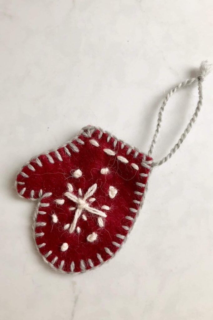 DIY ukrasi za rukavice: svečane mini rukavice od filca za božićno drvce 4 DIY ukrasi za rukavice svecane mini rukavice od filca za bozicno drvce3987754389713