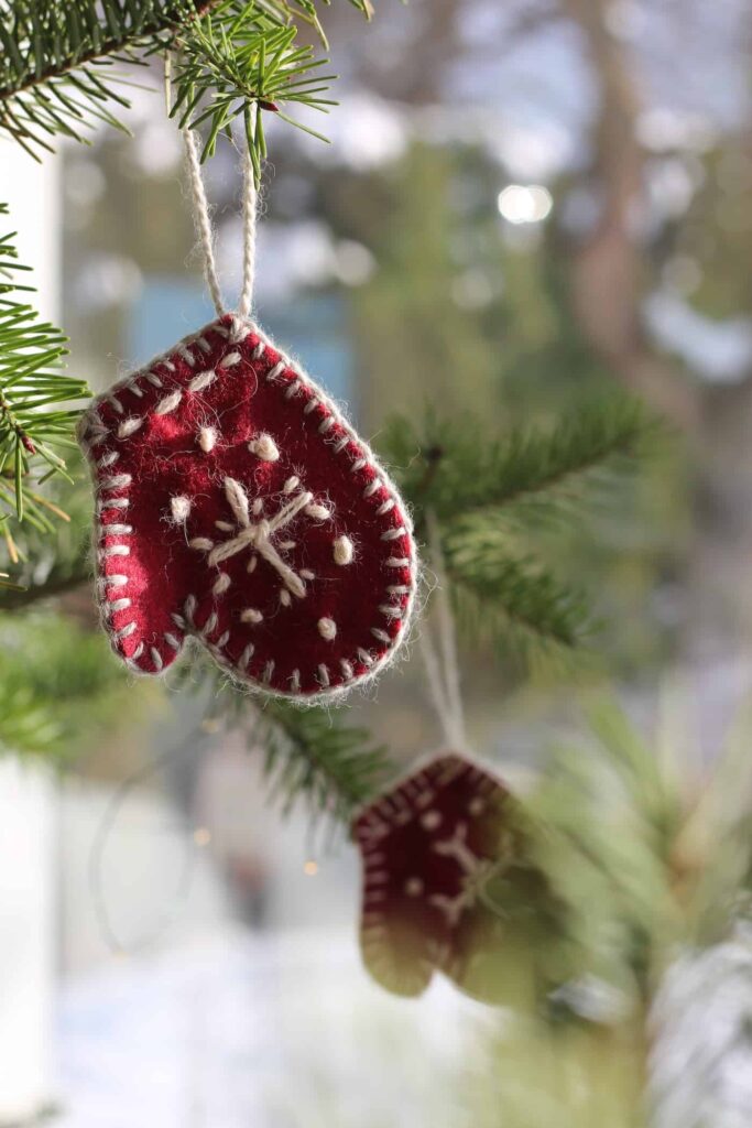 DIY ukrasi za rukavice: svečane mini rukavice od filca za božićno drvce 2 DIY ukrasi za rukavice svecane mini rukavice od filca za bozicno drvce3987754389714
